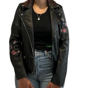 New Look Black Faux Leather Moto Jacket with Floral Embroidery - Medium 🌺🖤